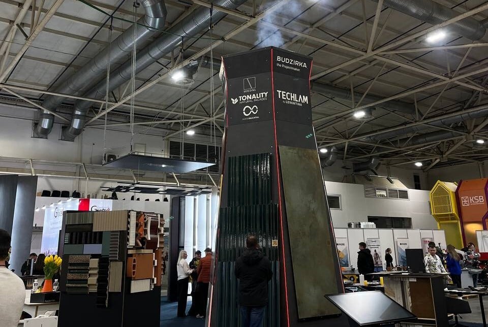 photo_5334600057858233679_y